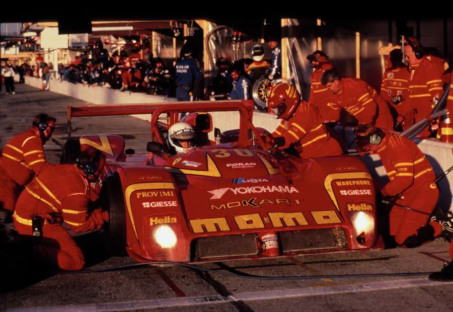 Un pit stop della Ferrari 333 SP numero 30