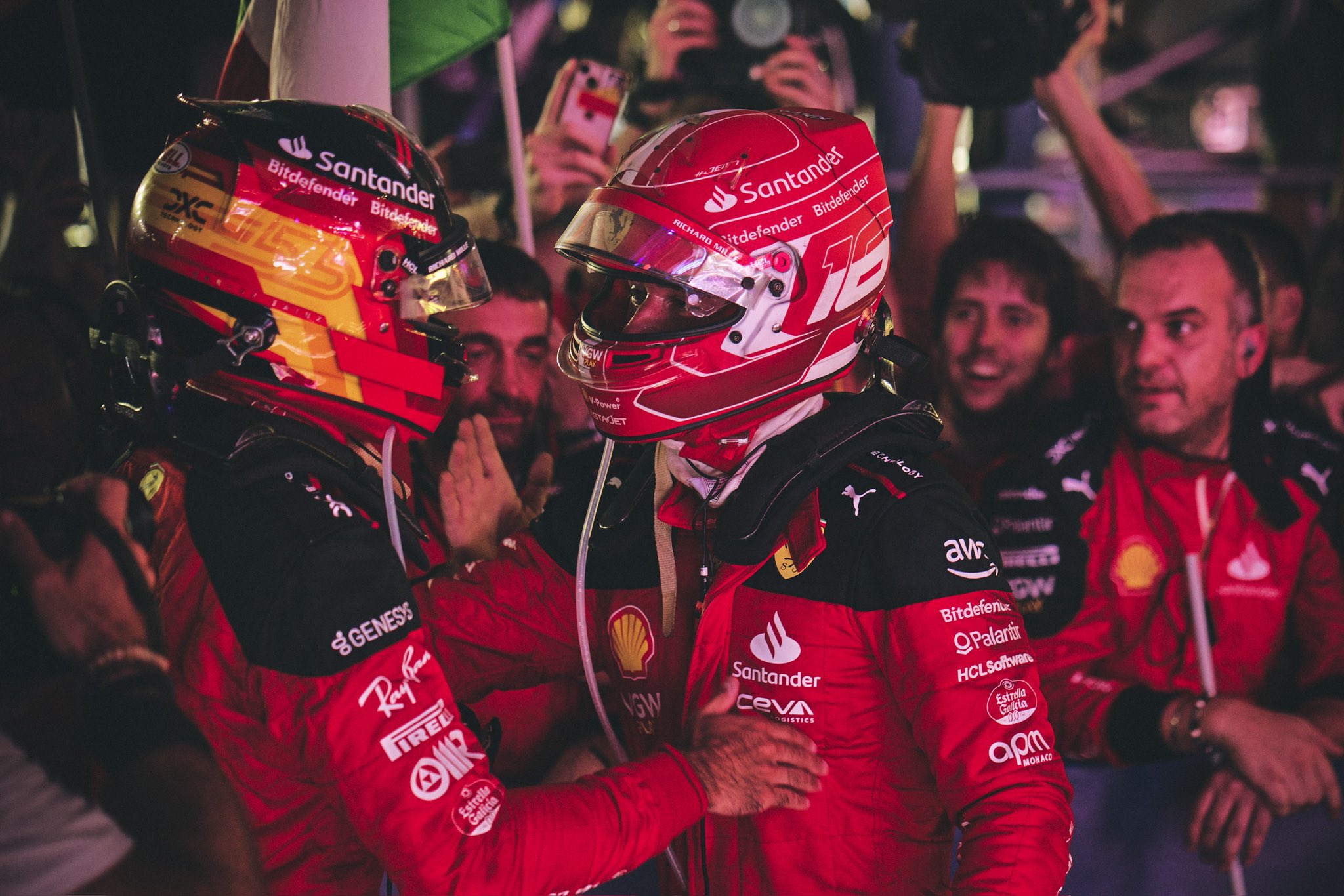 Carlos Sainz e Charles Leclerc al termine della gara a Singapore