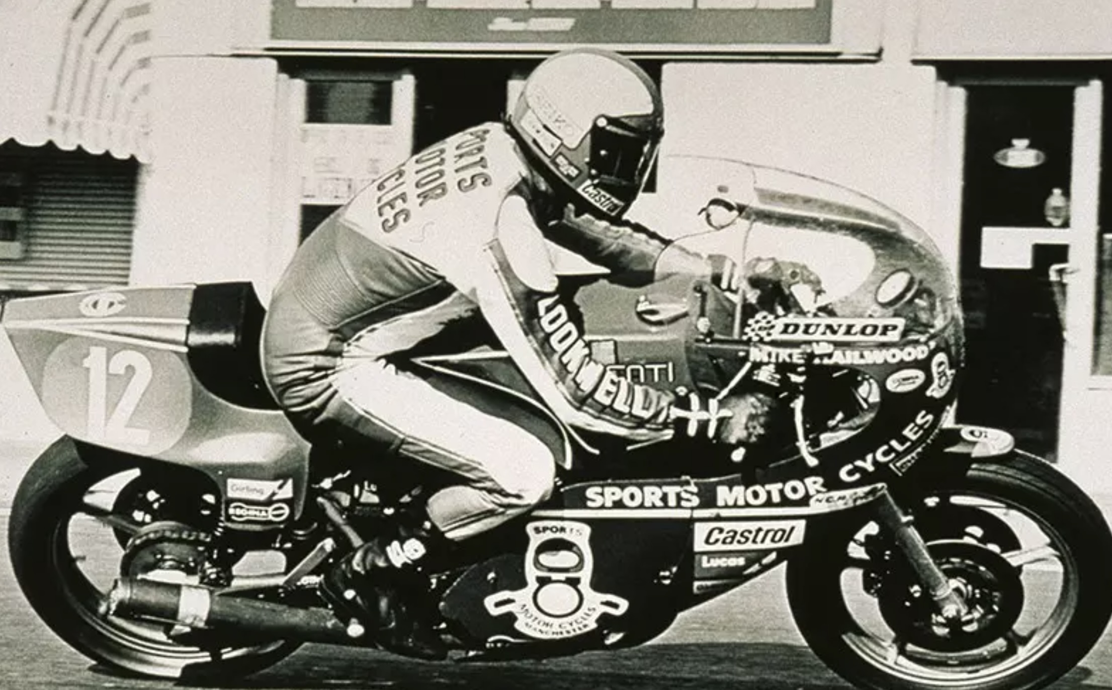 Mike Hailwood in sella alla Ducati 900SS