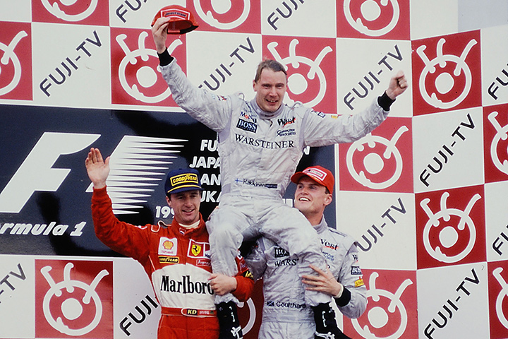 Irvine e Coulthard sollevano il neo campione Hakkinen sul podio di Suzuka