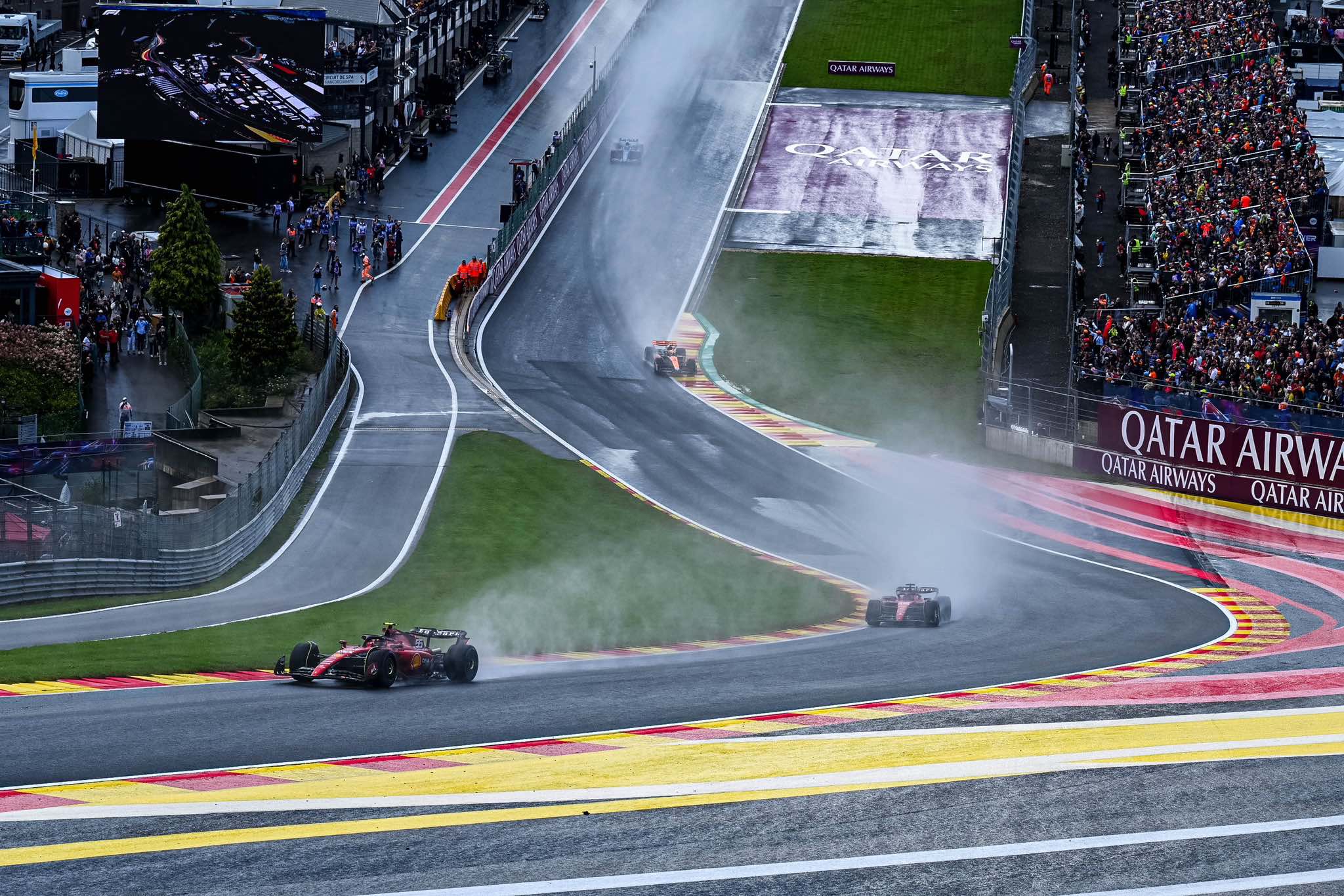 Le Ferrari di Sainz e Leclerc nella nube d'acqua di Spa-Francorchamps