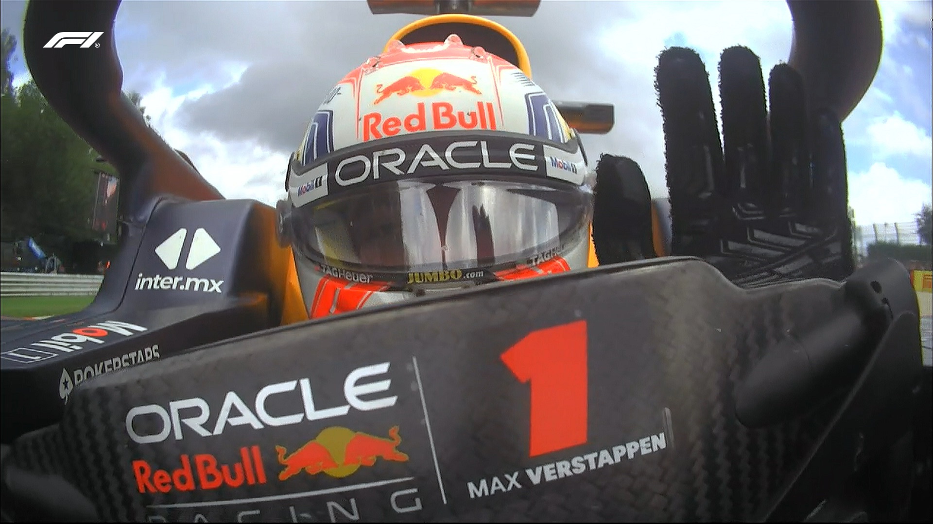 Max Verstappen saluta il pubblico dopo la pole Sprint