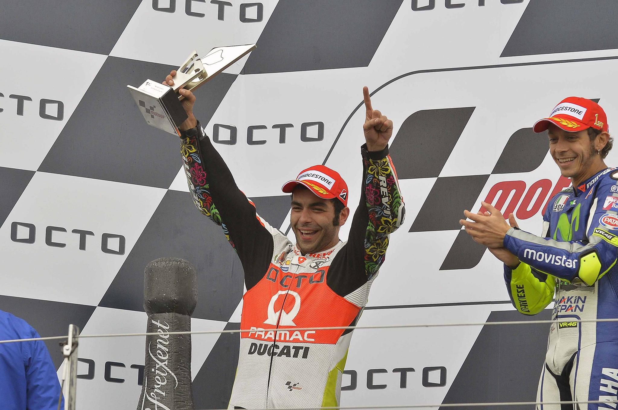 Danilo Petrucci festeggia sul podio di Silverstone