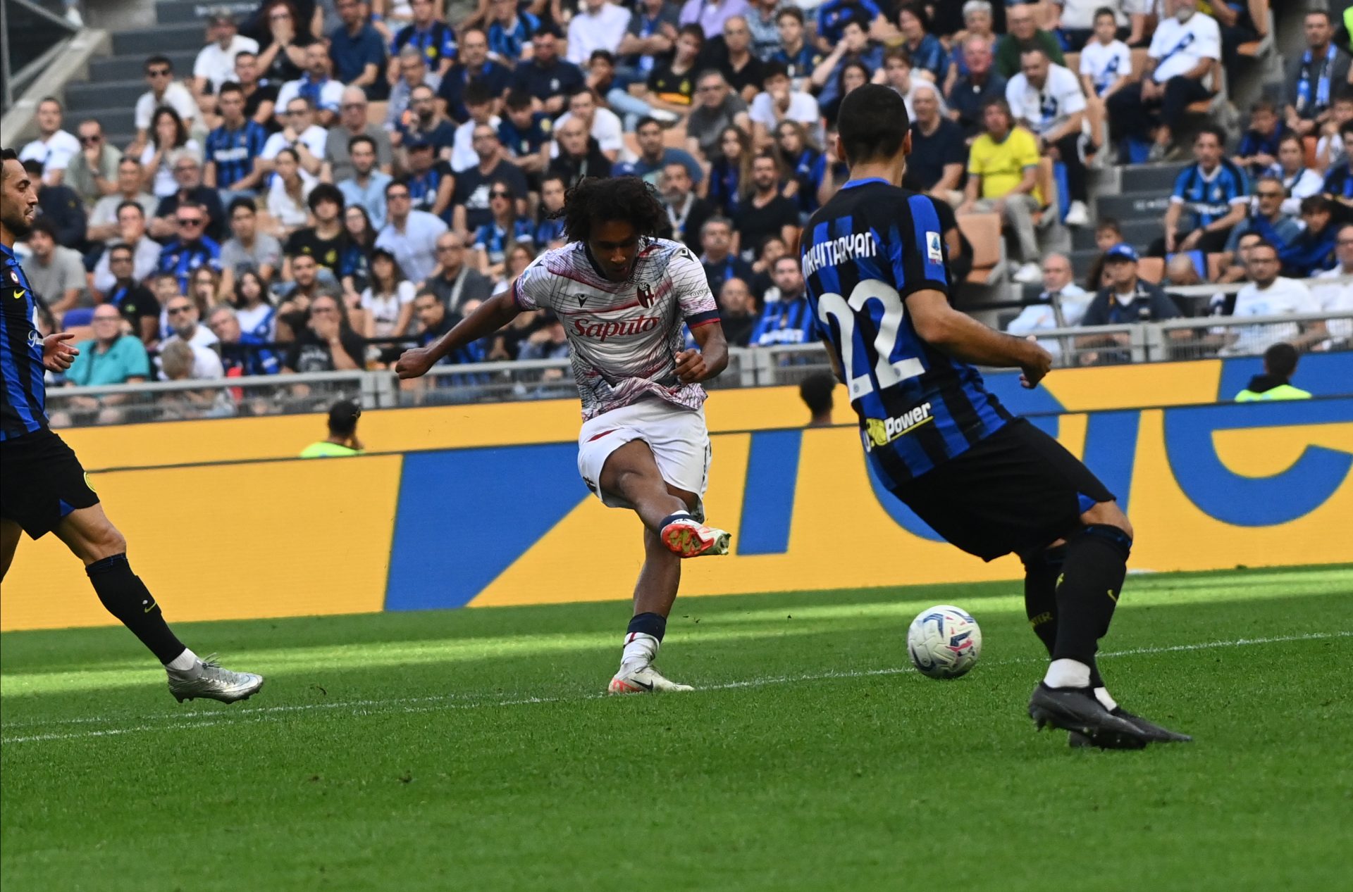 Joshua Zirkzee in azione contro l’Inter