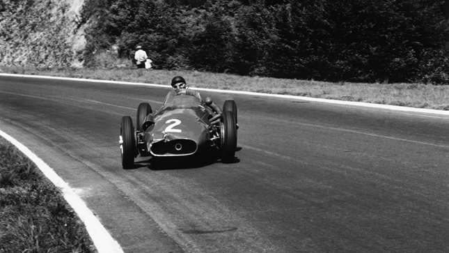 Juan Manuel Fangio alla guida della Maserati 250F nel GP di Francia 1957 (source: goodwood.com)