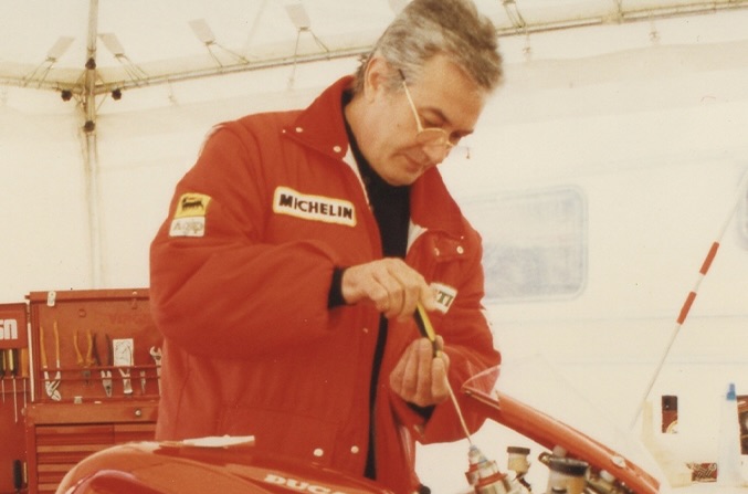 Massimo Tamburini al lavoro sulla Ducati 916