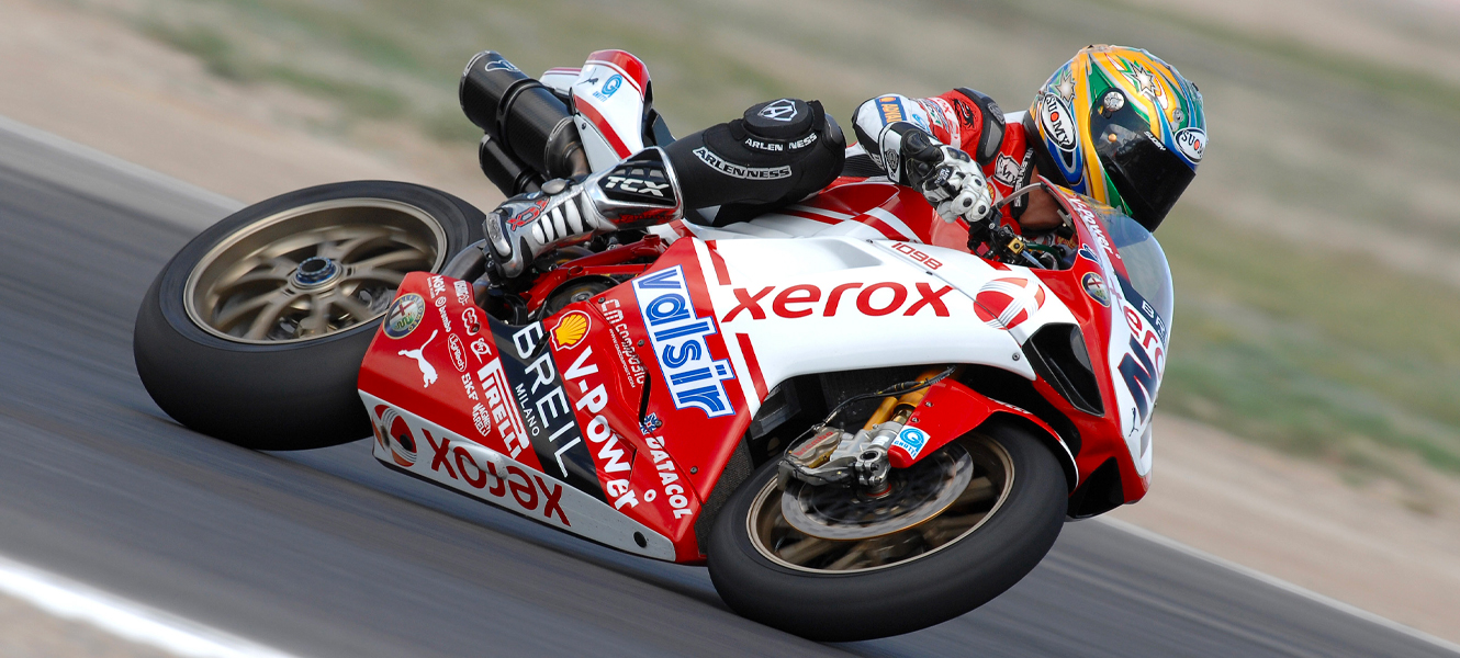 Troy Bayliss in sella alla Ducati 1098 F08, con la quale l’australiano vinse il suo terzo titolo mondiale di SBK nel 2008