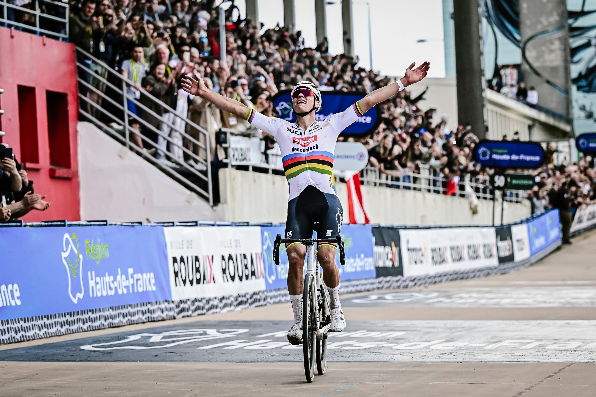 Van der Poel vince la Parigi-Roubaix