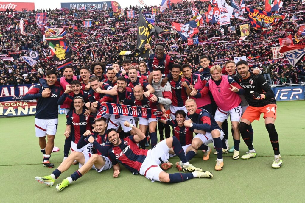 LA squadra del Bologna Fc 1909 sotto la curva (ph Bologna Fc 1909) Cagliari
