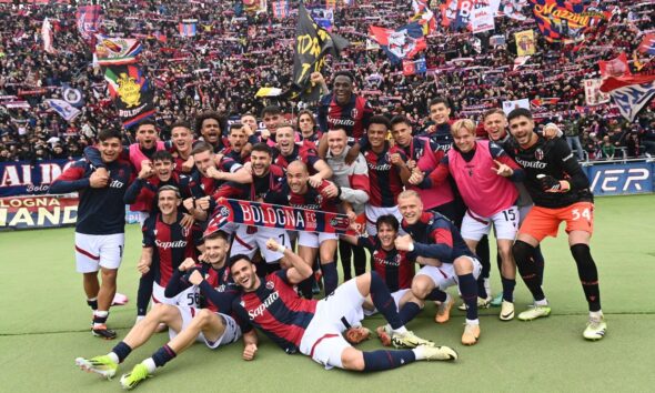 LA squadra del Bologna Fc 1909 sotto la curva (ph Bologna Fc 1909) Cagliari