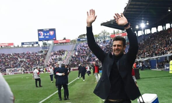 Thiago Motta, allenatore del Bologna, saluta la curva