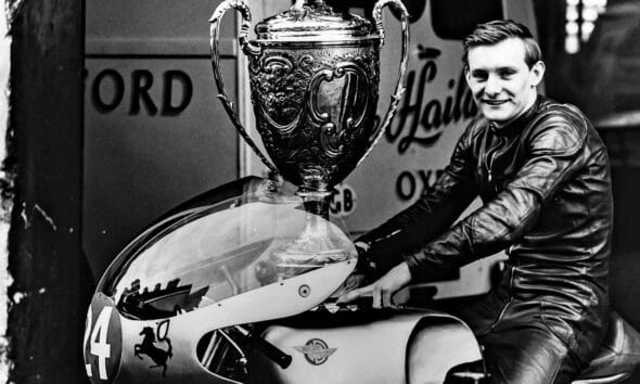 Mike Hailwood sulla Ducati Desmo GP 250 nel 1960