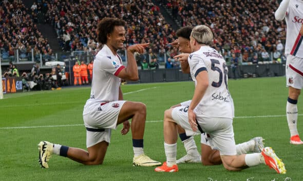 Alexis Saelemaekers, Joshua Zirkzee e Dan Ndoye esultano in Roma-Bologna (fonte immagine: Damiano Fiorentini)