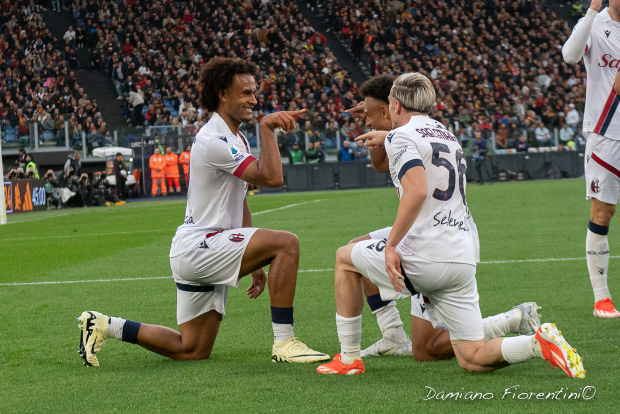 Alexis Saelemaekers, Joshua Zirkzee e Dan Ndoye esultano in Roma-Bologna