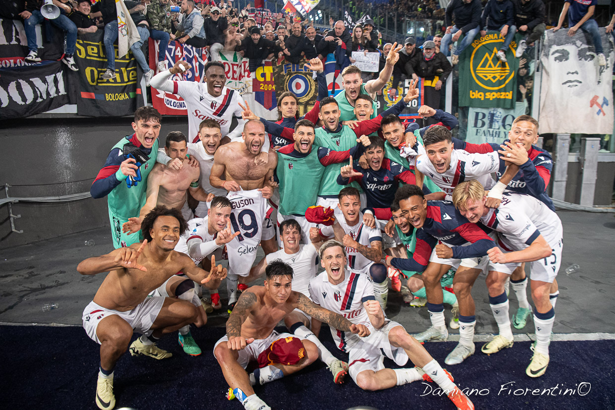 La gioia del Bologna per la vittoria a Roma, importante per la qualificazione in Champions