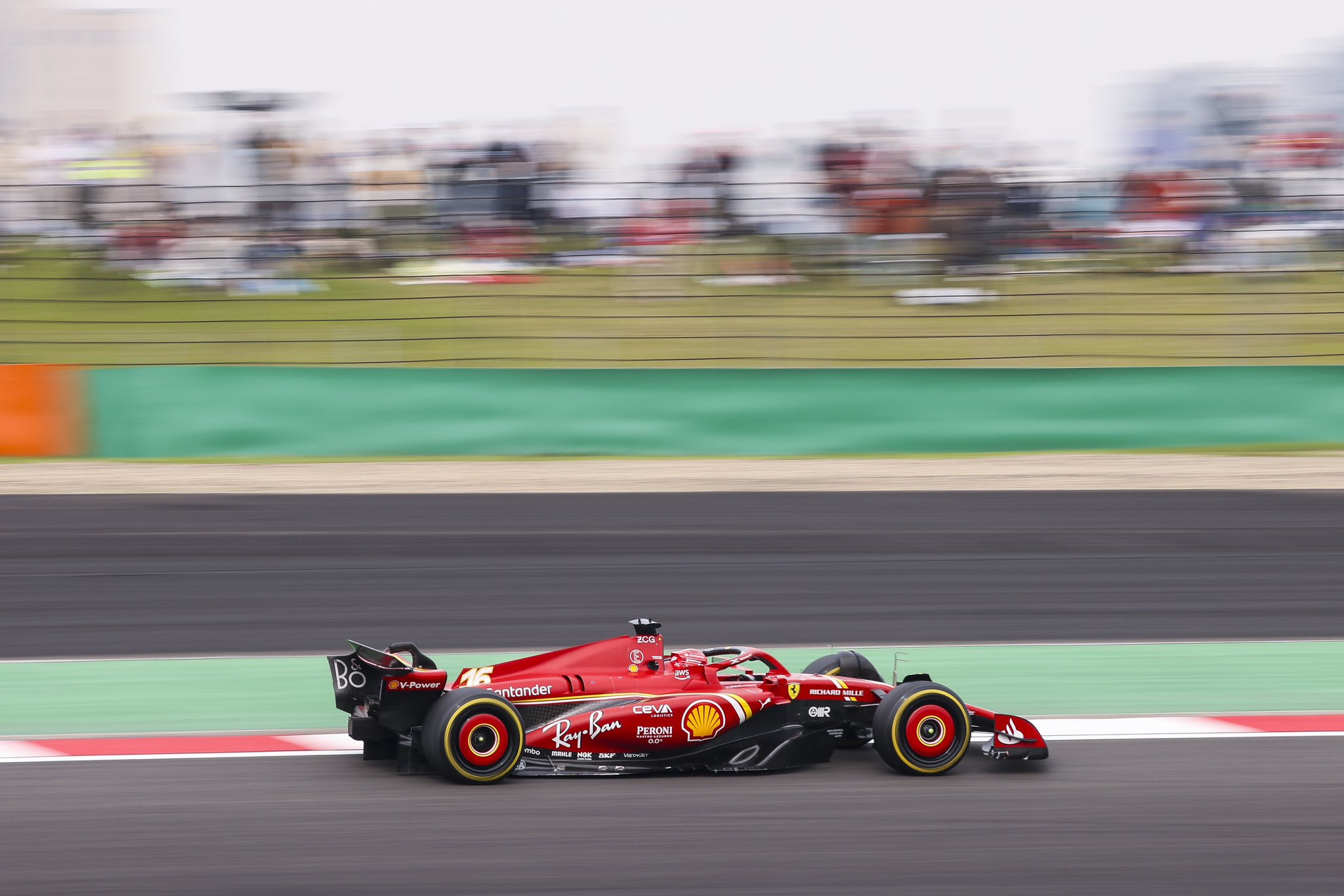 Charles Leclerc in azione durante il GP della Cina di F1 2024