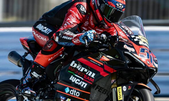 Michele Pirro in azione a Misano durante il CIV SBK