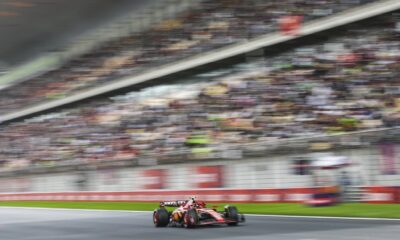 La Ferrari SF-24 di Sainz in azione durante le FP1 del GP della Cina 2024