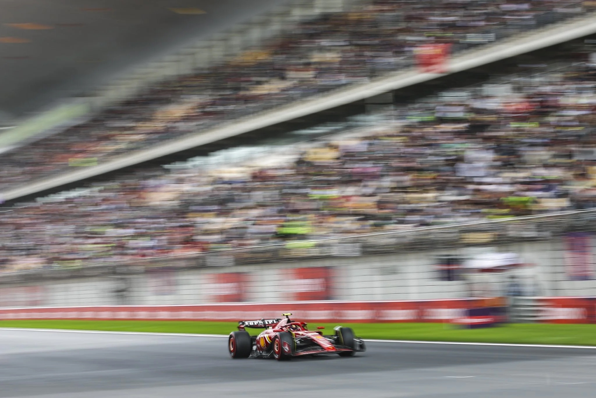 La Ferrari SF-24 di Sainz in azione durante le FP1 del GP della Cina 2024