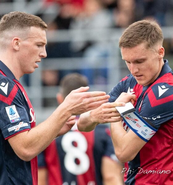 Michel Aebischer riceve la fascia di capitano del Bologna da Ferguson - ©Damiano Fiorentini