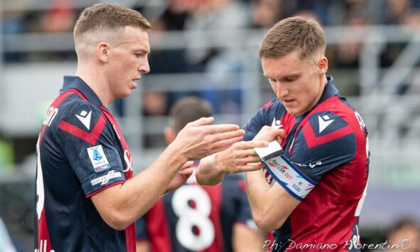 Michel Aebischer riceve la fascia di capitano del Bologna da Ferguson - ©Damiano Fiorentini (Mich)