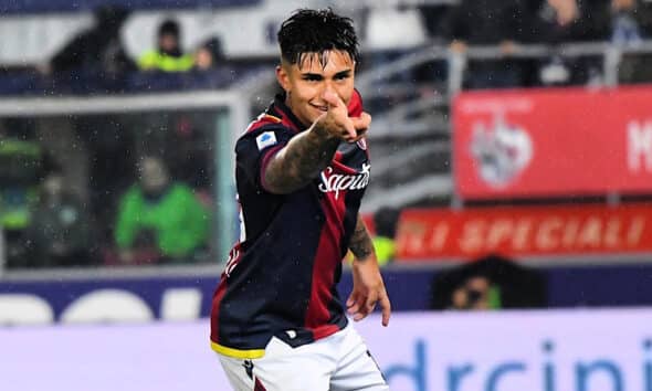 Santiago Castro esulta contro la Juventus