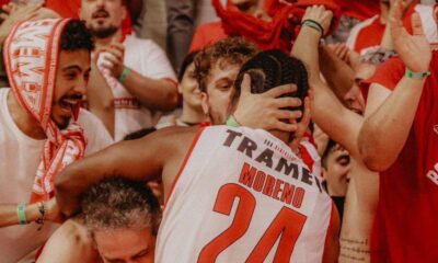 I tifosi abbracciano i giocatori della Benedetto XIV Sella Cento.