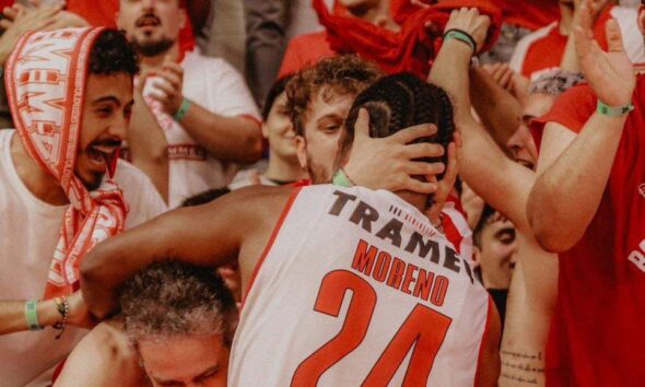 I tifosi abbracciano i giocatori della Benedetto XIV Sella Cento.