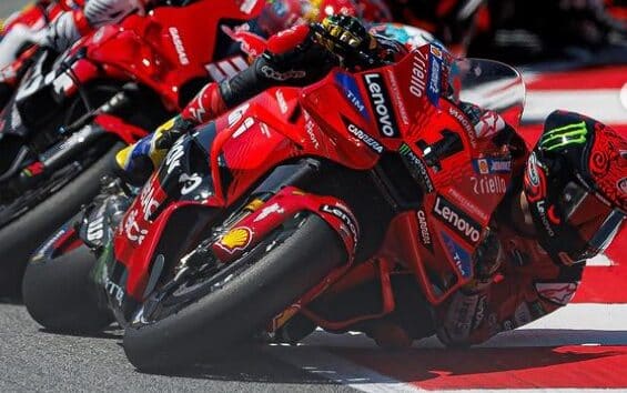 Francesco Bagnaia in azione durante il GP di Barcellona 2024