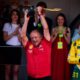 Frederic Vasseur festeggia sul podio di Monaco dopo la vittoria del GP 2024