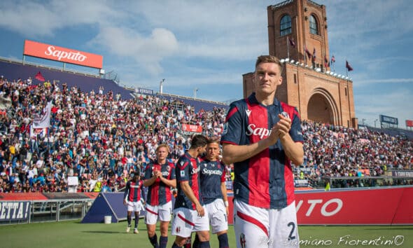 Michel Aebischer e gli altri giocatori del Bologna salutano il pubblico del Dall’Ara, calciomercato bologna, ©Damiano Fiorentini