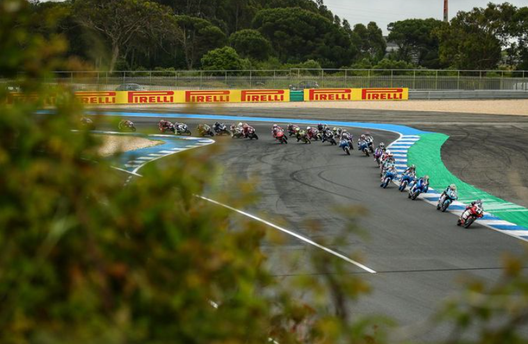 Il campionato FIM JuniorGP World Championship in azione durante il round dell'Estoril