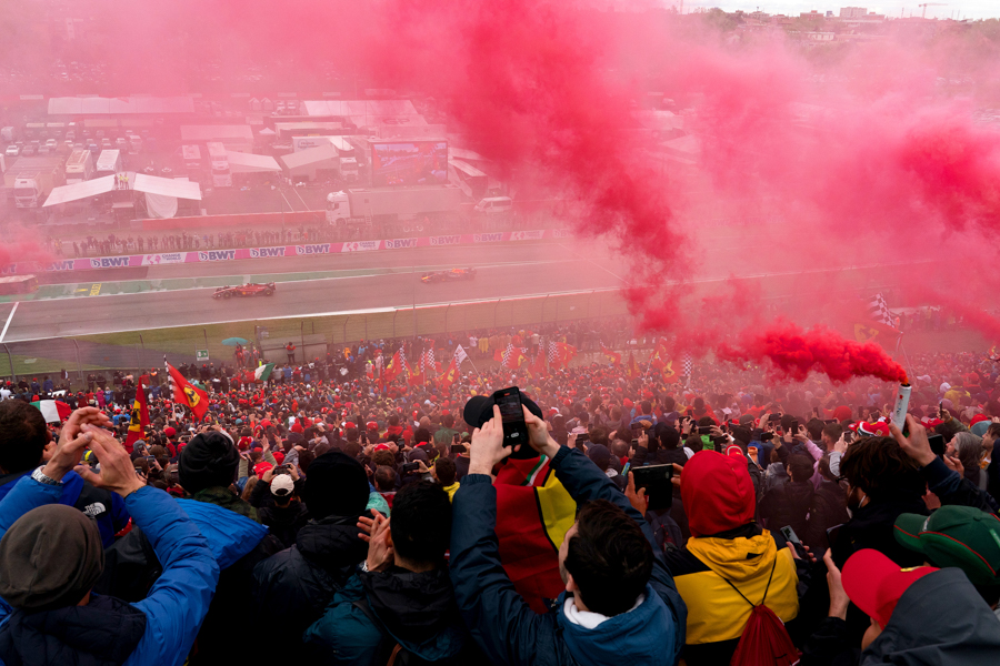 L'entusiasmo dei tifosi nell'ultimo Gran Premio del Made in Italy e dell'Emilia Romagna
