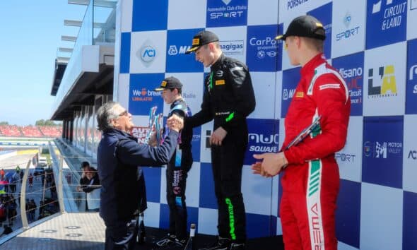 Gian Carlo Minardi premia Alex Powell, vincitore della categoria rookie di gara 3 della F4 Italia 2024 a Misano