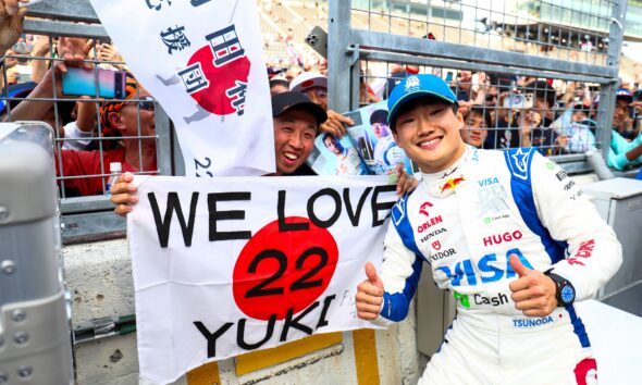 Yuki Tsunoda con i suoi fan nel GP del Giappone 2024
