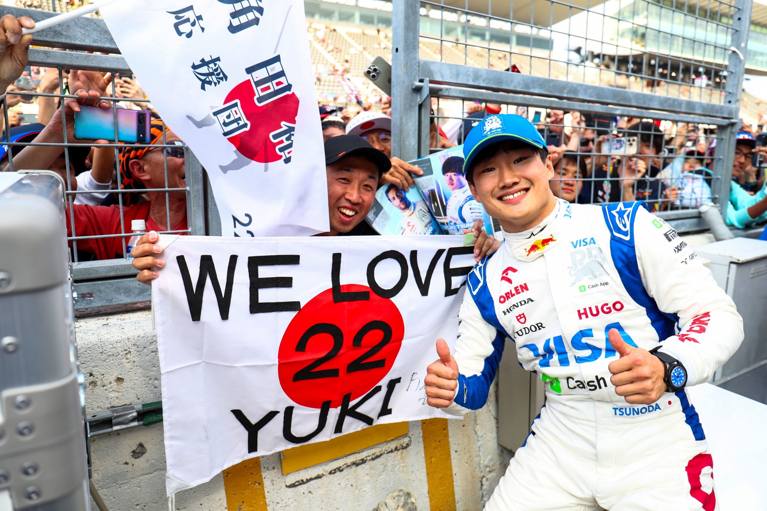 Yuki Tsunoda con i suoi fan nel GP del Giappone 2024