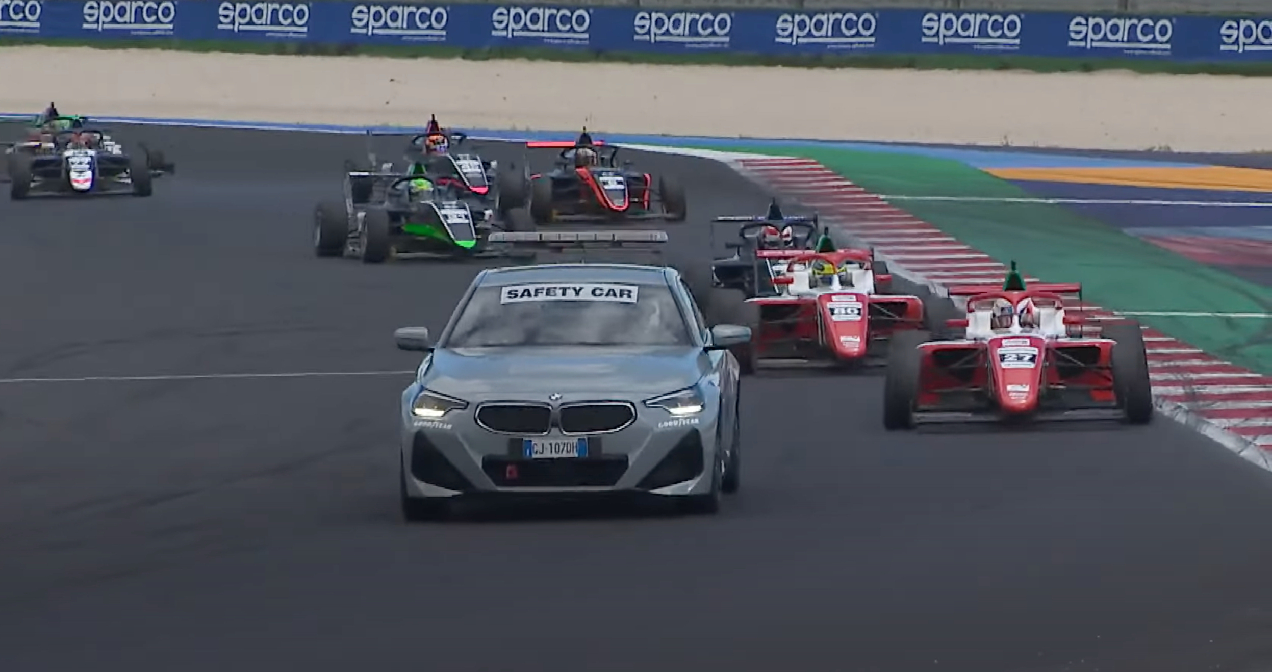 La Safety Car conduce Freddie Slater e Alex Powell durante gara 1 del Rond di Misano della F4 Italia 2024