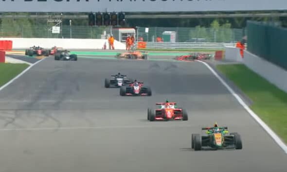 Noah Stromsted (RPM) conduce momentaneamente Gara 1 della FRECA a Spa davanti a Rafael Camara (Prema) della Ferrari Driver Academy
