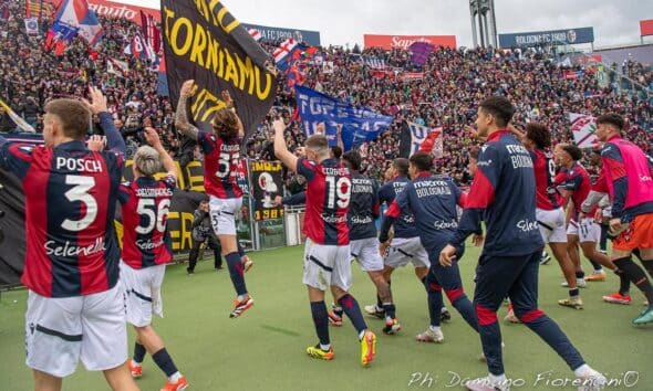 I giocatori rossoblù verso i tifosi