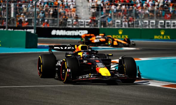 Max Verstappen davanti a Lando Norris durante il GP di Miami (© Red Bull Content Pool)