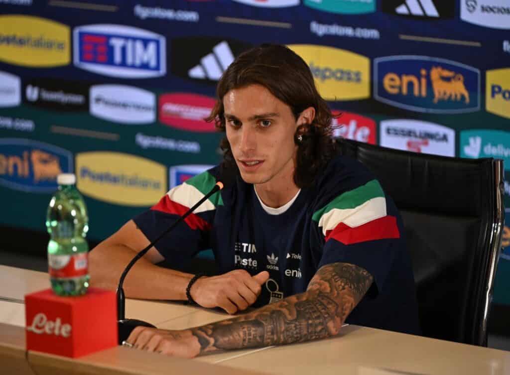 Riccardo Calafiori in conferenza stampa a Coverciano con la Nazionale