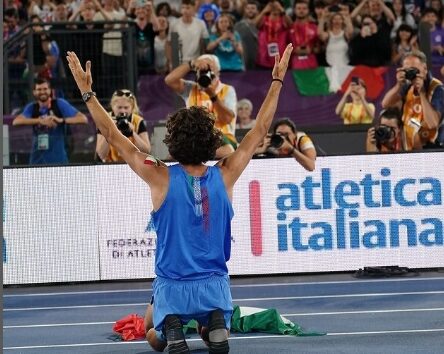 Gianmarco Tamberi esulta per l'oro