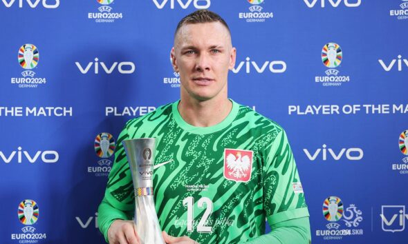 Lukasz Skorupski con il premio di MVP del match Francia-Polonia ad Euro 2024