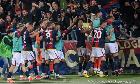 I giocatori rossoblù con i tifosi