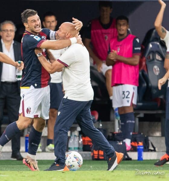 Riccardo Orsolini abbraccia Vincenzo Italiano dopo il gol in Bologna-Udinese (© Damiano Fiorentini)