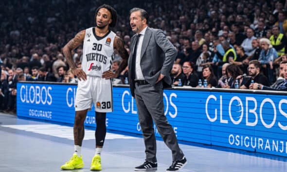 Luca Banchi a dialogo con Matt Morgan (©Virtus Pallacanestro)