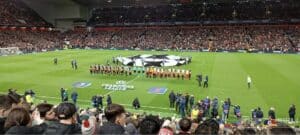 Liverpool e Bologna in campo ad inizio partita