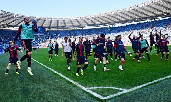 I ragazzi del Bologna esultano dopo la vittoria contro la Lazio l’anno scorso