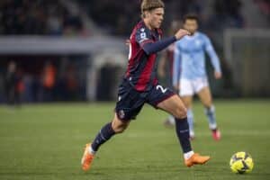 Niklas Pyyhtia, in azione con la maglia del Bologna contro la Lazio