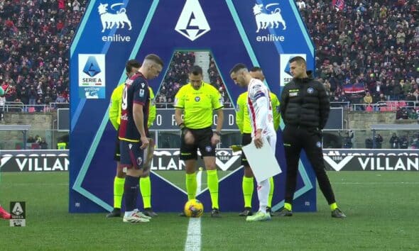 Maurizio Mariani insieme ai capitani prima di Bologna-Monza